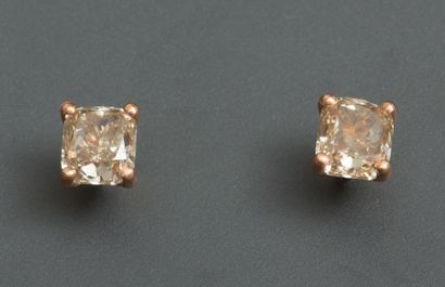 null Puces d'oreilles en or rose, 750 MM, ornée chacune d'un diamant taille coussin,...