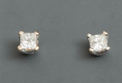 null Puces d'oreilles en or gris, 750 MM, ornée chacune d'un diamant taille brillant,...
