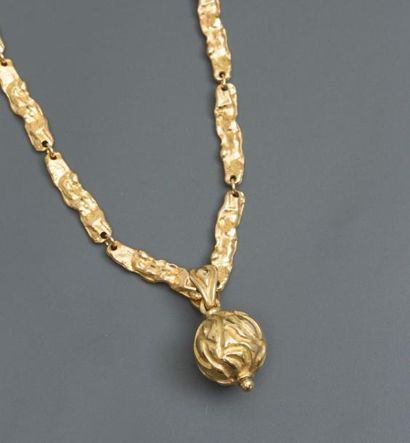 null Collier " mailles frappées " en or jaune, 750 MM, centré d'une perle d'or 750MM,...