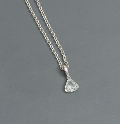 null Chaîne et pendentif en or gris, 750 MM, orné d'un diamant taille poire briolette...