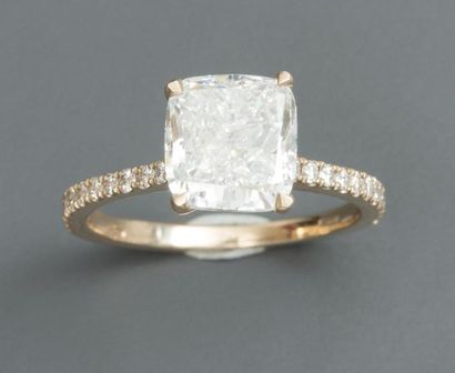 null Bague en or gris, 750 MM, ornée d'un très beau diamant taille coussin pesant...