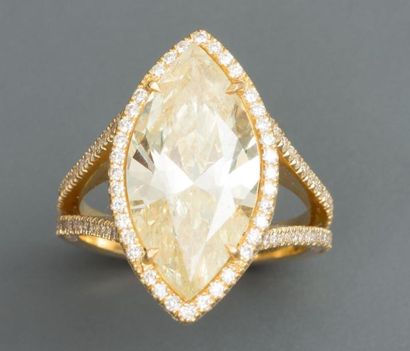 null Bague en or jaune, 750 MM, ornée d'un diamant taille navette pesant 6,29 carats...