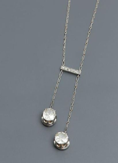 null Collier " négligé " en , platine 900 MM, petite barrette diamantée portant deux...