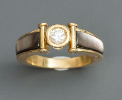 null Bague anneau en or jaune, 750 MM, centrée d'un brillant entre deux nacres noires,...