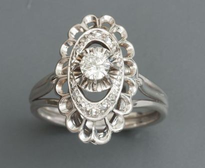 null Bague en or gris ajouré, 750 MM, ornée de diamants, taille : 54, poids : 4,6gr....