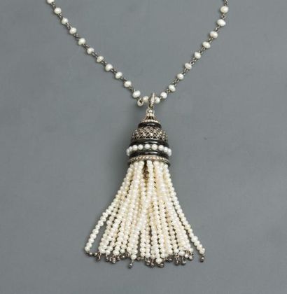 null Sautoir en or gris, 750 MM, orné de petites perles de culture portant un pompon...