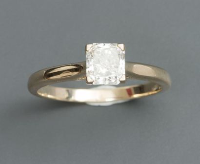 null Bague en or gris, 750 MM, orné d'un beau diamant taille radian pesant 1,05 carat...