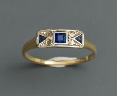 null Bague deux ors, 750 MM, ornée de pierres bleues et blanches, vers 1925, taille...