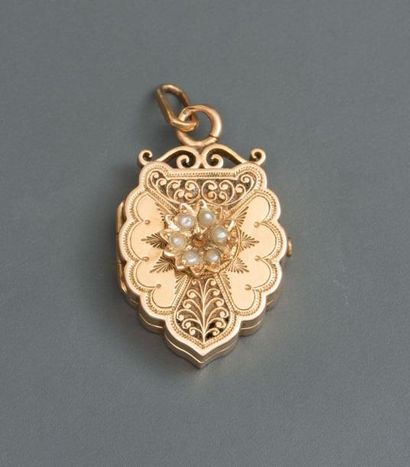 null Pendentif " Souvenir " en or jaune gravé, 750 MM, dimensions : 2,5 / 1,7 cm,...