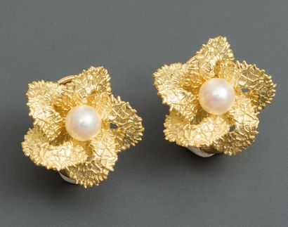null Boucles d'oreilles " Fleur " d'or jaune , 750 MM, chacune centrée d'une perle...