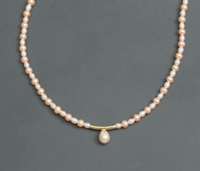 null Petit collier de perles de culture, fermoir en or jaune, 750 MM, centré par...