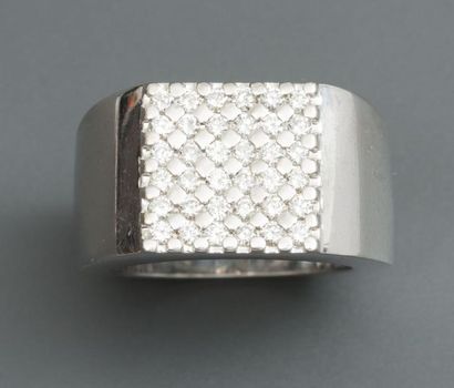 null Bague chevalière en or gris, 750 MM, recouverte de diamants en pavage, taille...