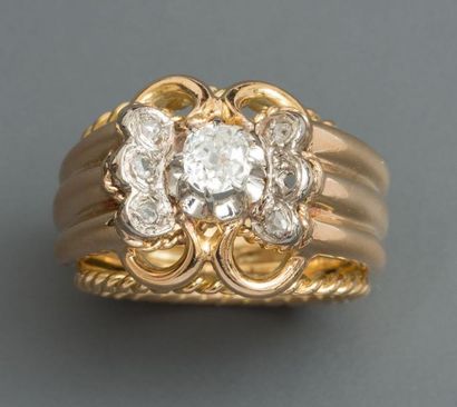 null Bague à décor de godrons en or jaune, 750 MM, ornée de diamants, vers 1950,...