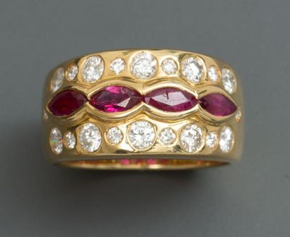 null Bague anneau en or jaune, 750 MM, ornée de quatre rubis chauffés taille navette...