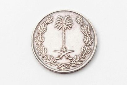  Médaille de Fayçal d’Arabie. Dinar omeyyade. Roupie. Arg. Ens. 3 p. Très Beau