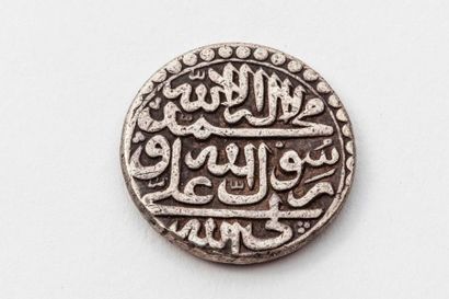  Médaille de Fayçal d’Arabie. Dinar omeyyade. Roupie. Arg. Ens. 3 p. Très Beau