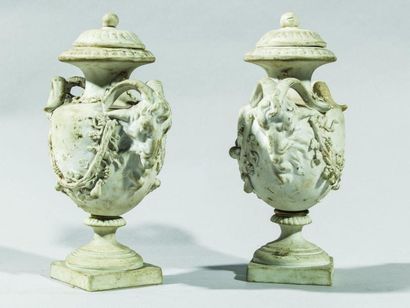 null Paire de petits vases couverts en biscuit de Sèvres, à décor de guirlandes de...