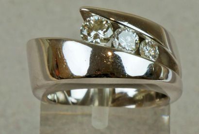  Bague en or blanc surmontée de 3 diamants blancs en chute- Signée G.GAREL- Doigt...