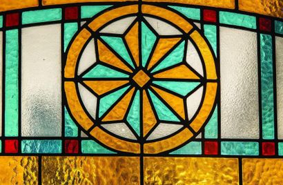 null Grand vitrail en verre multicolore à décors géométriques, Epoque 1930/40- H:...