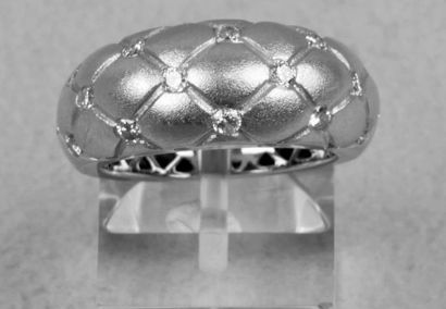  Bague en or gris anneau bombé - orné de croisillons ponctués de petits diamants...