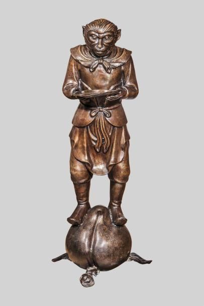 null ’Sun Wu Kong’’, singe en bronze, personnage légendaire debout sur une pêche...