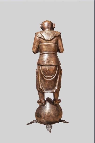 null ’Sun Wu Kong’’, singe en bronze, personnage légendaire debout sur une pêche...