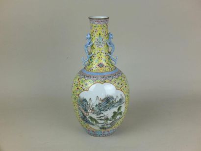 null Vase balustre moulé de deux anses chimères appliquées au col , en porcelaine...