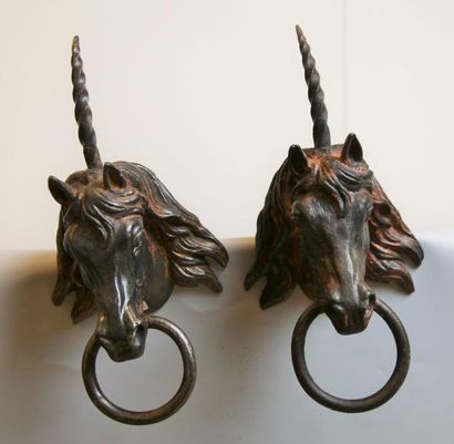 null Paire d'anneaux attache chevaux en bronze sculptés d'une tête de licorne - Fin...