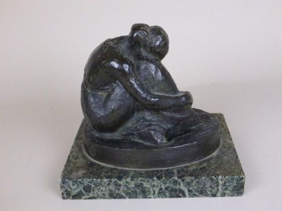 null Julio GONZALES (1876-1942)- Jeune femme pensive- Epreuve en bronze à patine-...