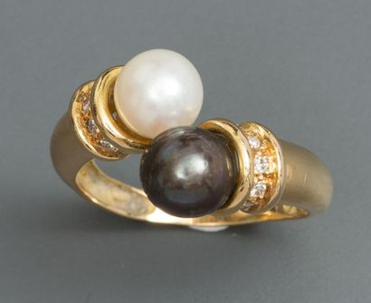 null Bague " Vous et moi " , ornée d'une perle de culture blanche et une perle de...