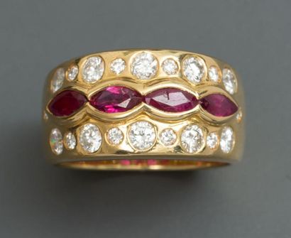 null Bague anneau en or jaune, ornée de quatre rubis chauffés taille navette enserrés...