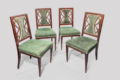 null Quatre chaises en acajou et laiton, Dossier à croisillons Russie-début XIXème...