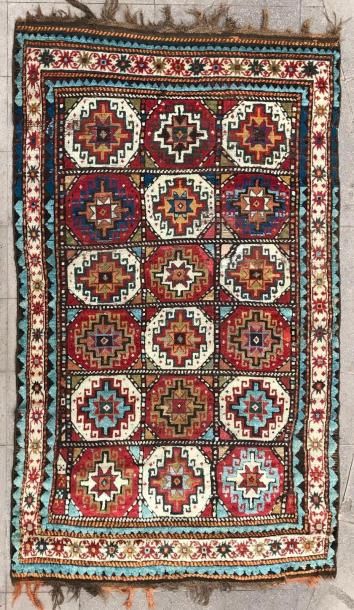 null 

Intéressant tapis de la région du Caucase ( Karabagh ) à motifs de Memling...