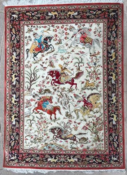 null Tapis Ghoum ( IRAN ) en soie à décor de scènes de chasse   vers 1990 environ...