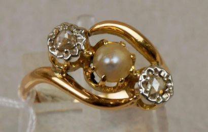  Bague croisée en or jaune ornée d'une perle au centre entre deux roses- Epoque 1920-...