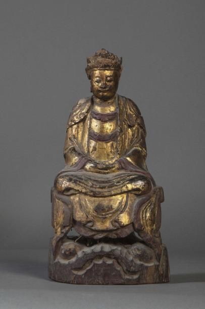 null Boddhisattva Kwan Yin assis à l'européenne sur un trône vêtu d'une robe monastique...