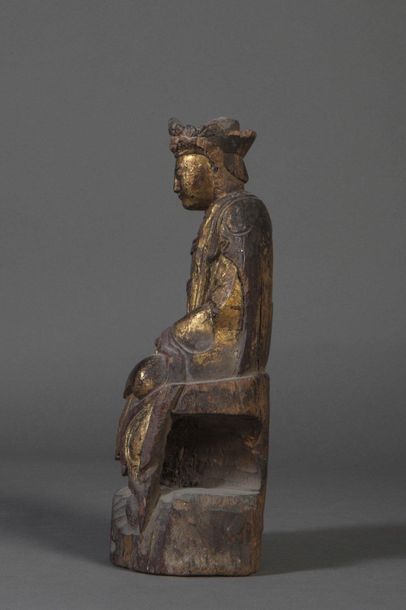 null Boddhisattva Kwan Yin assis à l'européenne sur un trône vêtu d'une robe monastique...