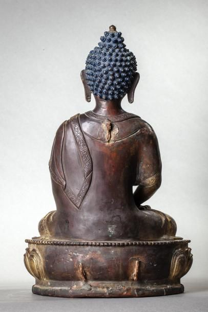 null Buddha Amitayus assis en virasana sur un socle lotiforme, vêtu d'une robe monastique...