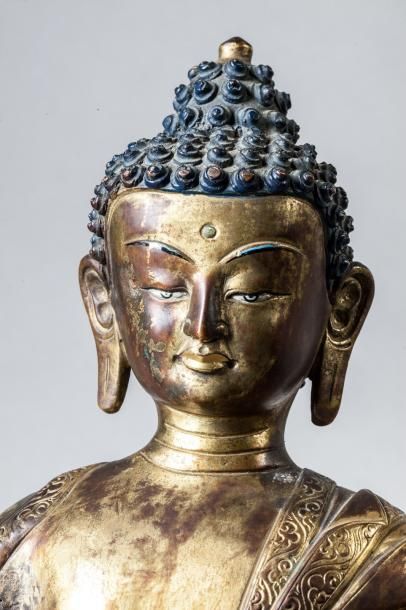 null Buddha Amitayus assis en virasana sur un socle lotiforme, vêtu d'une robe monastique...