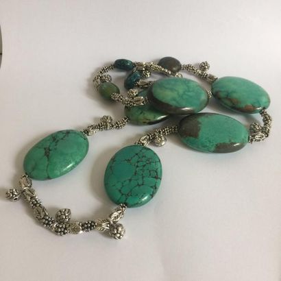  Collier recomposé selon la tradition composé de large perles de turquoises séparés...