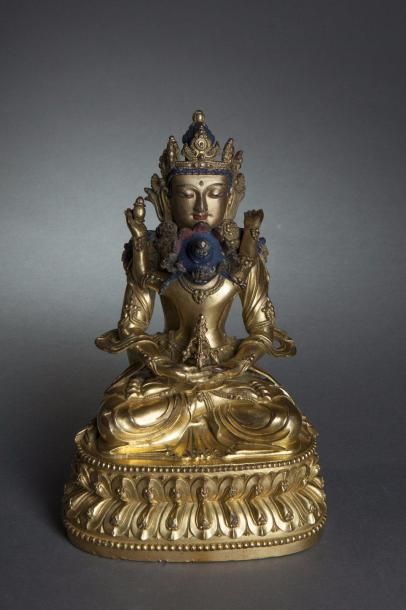 null Forme tantrique du Buddha Amitayus assis en varasana sur un socle lotiforme...