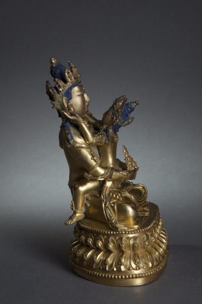 null Forme tantrique du Buddha Amitayus assis en varasana sur un socle lotiforme...