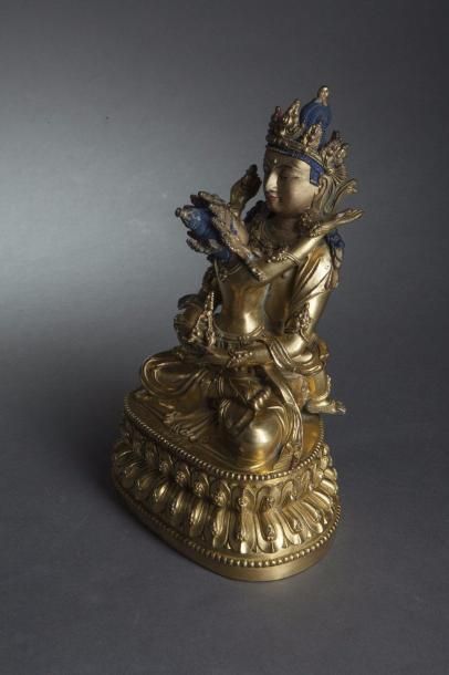 null Forme tantrique du Buddha Amitayus assis en varasana sur un socle lotiforme...