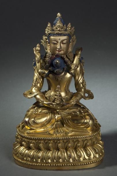 null Forme tantrique du Buddha Amitayus assis en varasana sur un socle lotiforme...