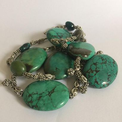  Collier recomposé selon la tradition composé de large perles de turquoises séparés...