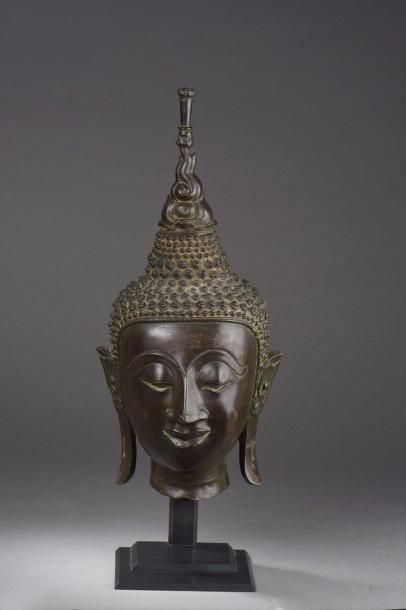 null Tête de Buddha à l'expression sereine méditative, les lobes d'oreilles généreusement...