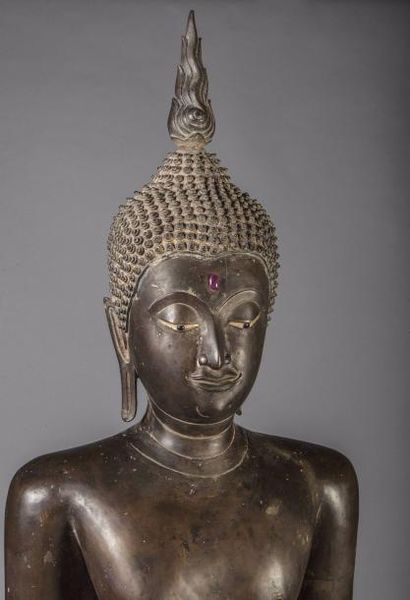 null Buddha debout dans une posture hiératique les mains croisées sur ses cuisses...