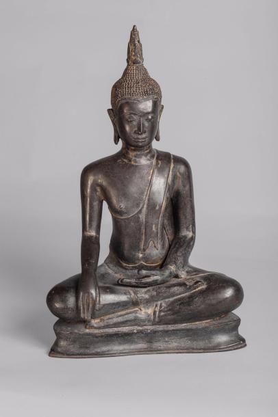 Buddha Maravijaya assis en virasana une main...