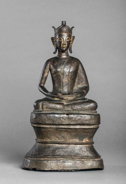Buddha assis en dhyasana les mains jointes...