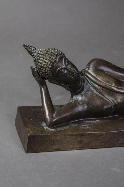 null Parinirvâna Buddha allongé avant le grand départ pour le nirvana sa tête appuyé...
